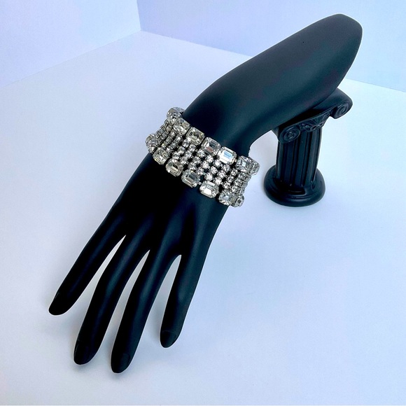 VINTAGE WEISS RHINESTONE CRYSTAL WIDE CUFF BRACELET - SIGNED - Picture 2 of 10